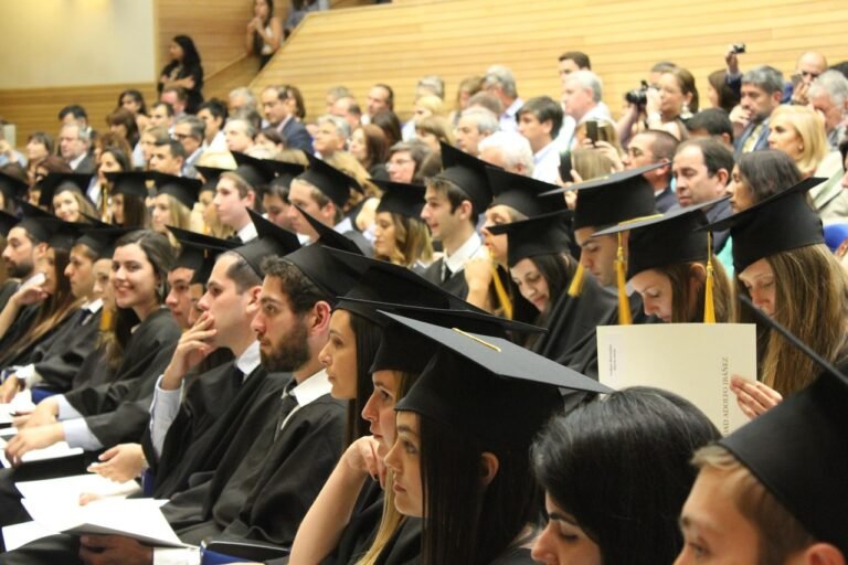 Comment Financer Ses Études de Médecine Grâce aux Bourses : Guide Complet 2025